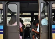 passageiros pulam pela janela de ônibus