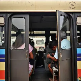 passageiros pulam pela janela de ônibus